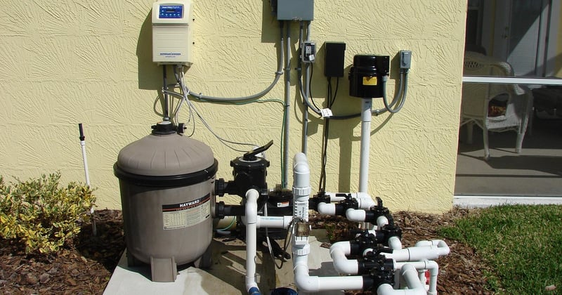 Air dans la pompe piscine : causes, symptômes et solutions pour la purger