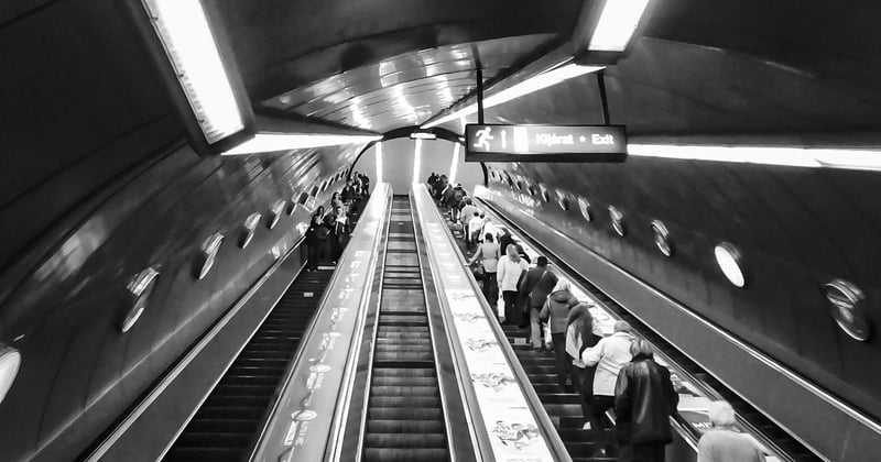 Combien coûte la location d’un monte-escalier stannah ? Prix et astuces