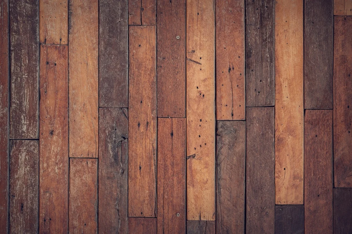 Comment rattraper un niveau de plancher bois en 2026 : astuces et solutions faciles