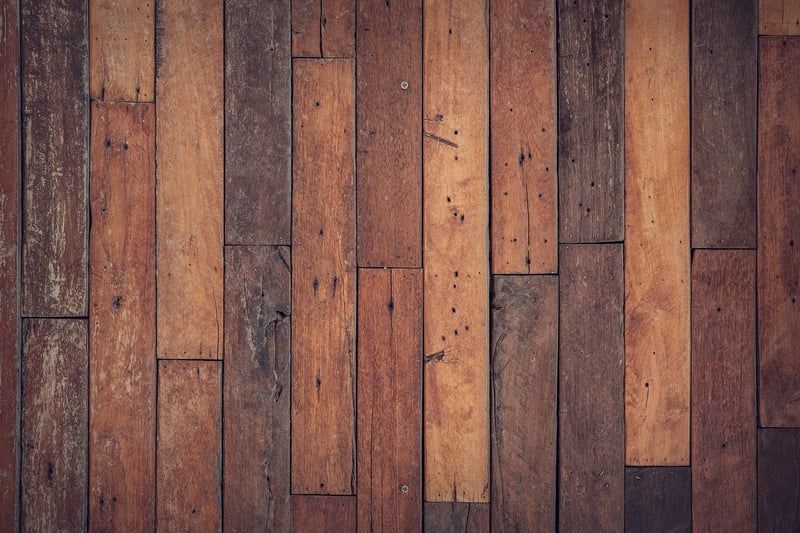 Comment rattraper un niveau de plancher bois en 2026 : astuces et solutions faciles