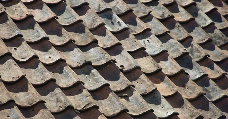 Tuiles poreuses : pourquoi elles sont indispensables sur une toiture