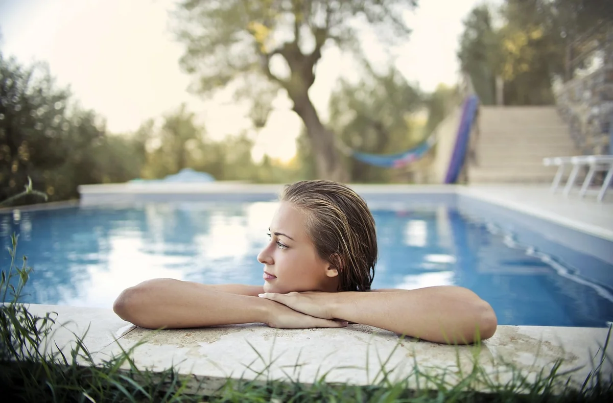 Astuces 2026 pour cacher une piscine hors sol avec style et efficacité
