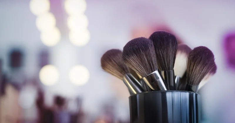 Rose poudré en mode et en maquillage : pour qui, comment