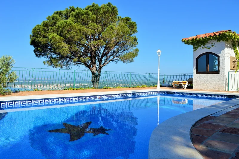Abri piscine et structures : la solution durable