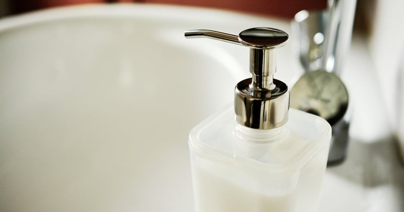 10 idées rangement salle de bain avec des paniers malins