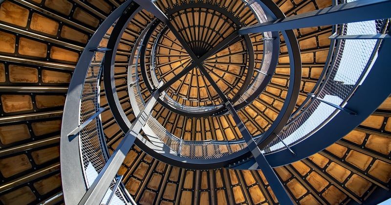 Fermer un escalier pour garder la chaleur : nos astuces efficaces